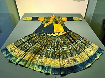 【晒晒咱的镇馆之宝㉕】鹭鸟纹彩色蜡染褶裙：穿在身上的史诗